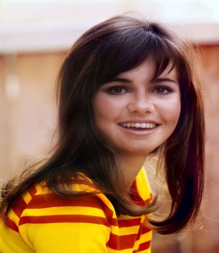 Sally Field, 76, Opens Up About Aging Naturally and Defying Hollywood’s Expectations